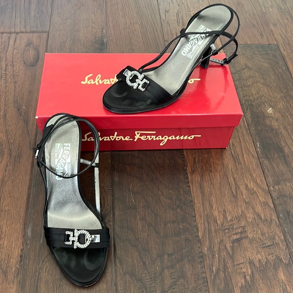Salvatore Ferragamo women’s black satin and bejeweled Gancio 3D bit sz. 8.5